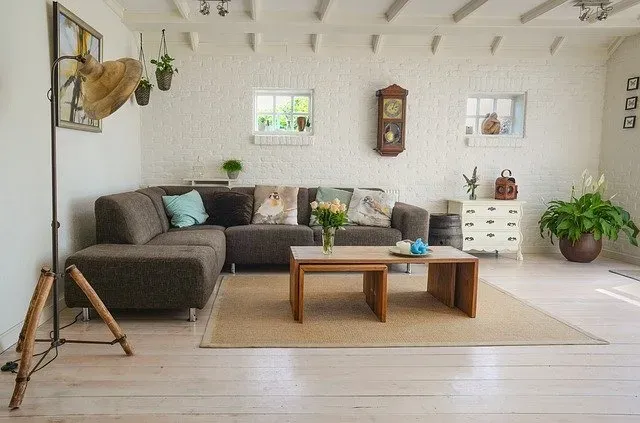 Jak udekorować ścianę w salonie?